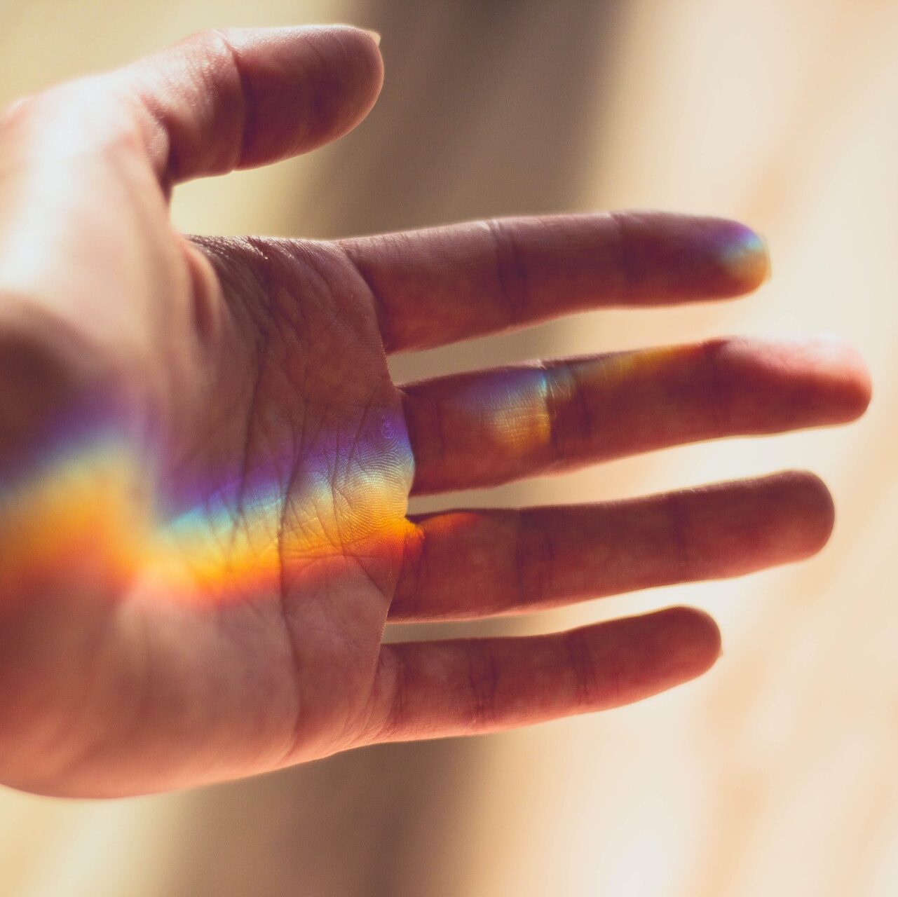 hand met regenboog